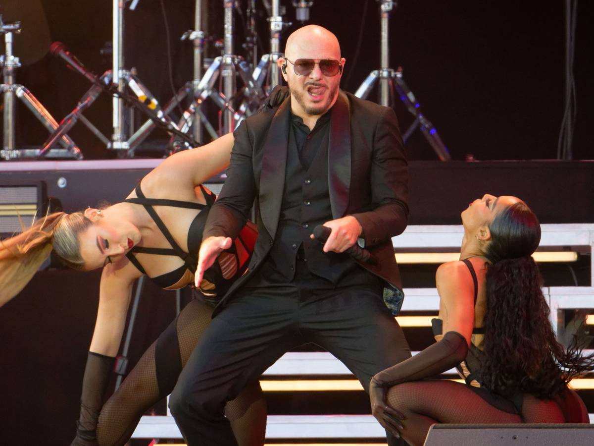 Der Musiker Pitbull steht im Open-Air-Park in Düsseldorf auf der Bühne.