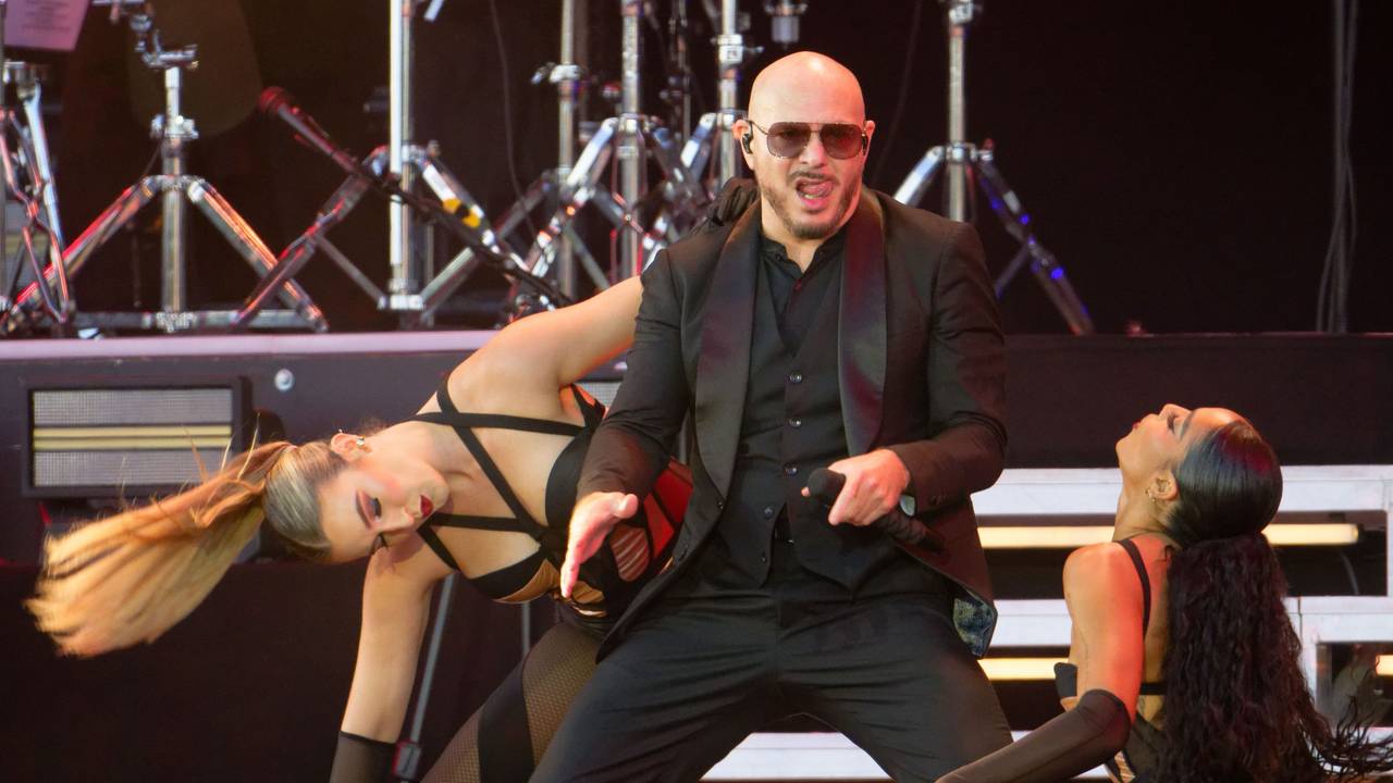 Der Musiker Pitbull steht im Open-Air-Park in Düsseldorf auf der Bühne.