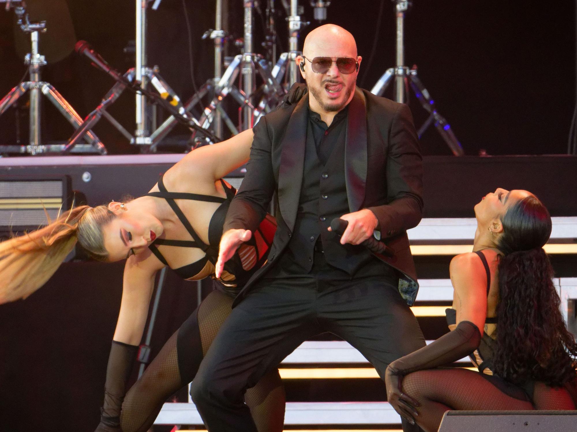 Der Musiker Pitbull steht im Open-Air-Park in Düsseldorf auf der Bühne.