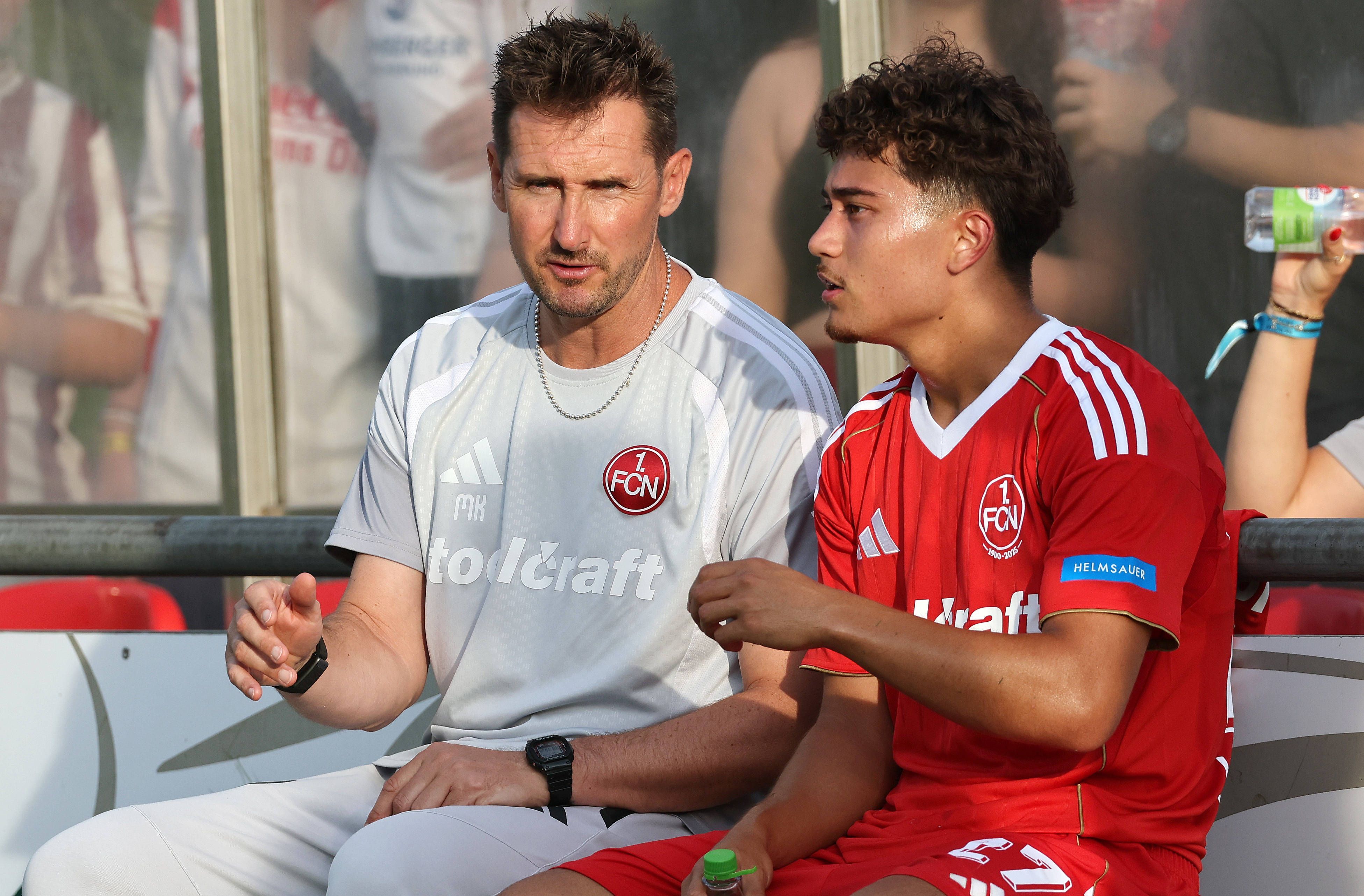 Miroslav Klose spricht mit Justin von der Hitz.