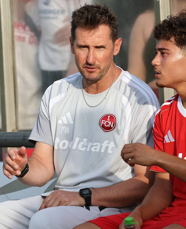 Miroslav Klose spricht mit Justin von der Hitz.