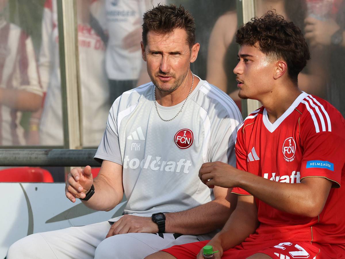 Miroslav Klose spricht mit Justin von der Hitz.