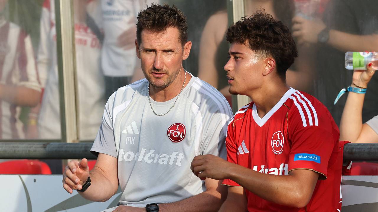 Miroslav Klose spricht mit Justin von der Hitz.