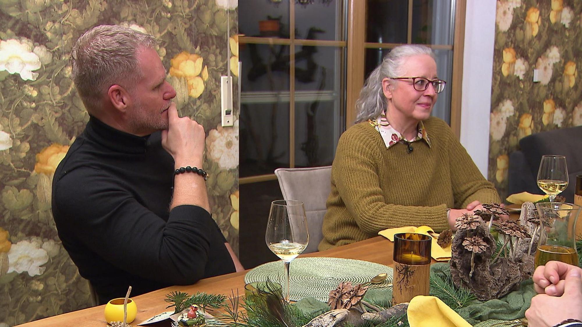Das Jagdhausambiente von Lenas Wohnzimmer gefällt Michael und Gudrun (rechts).
(Bild: RTL)