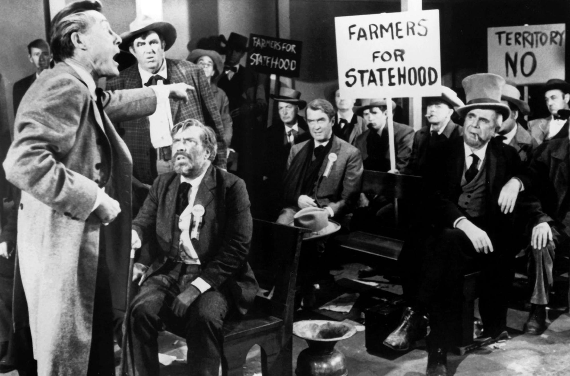 Im Kampf für Recht und Gesetz: Der Anwalt Ransom Stoddard (James Stewart, Mitte) startet eine Kampagne gegen die Landbesitzer, die den Outlaw Liberty Valance bezahlen. (Bild: Paramount Pictures Corporation / All rights reserved)