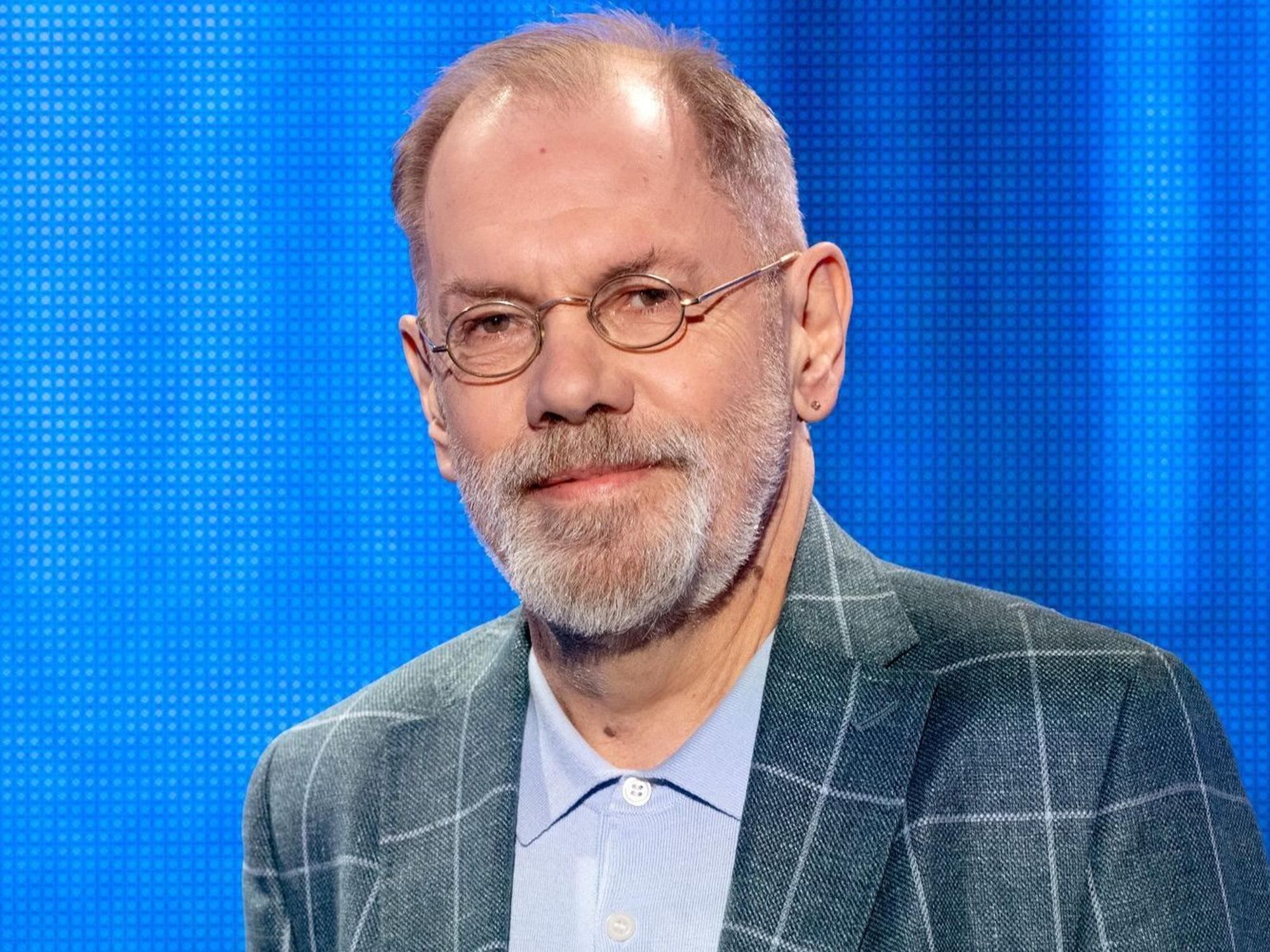 Er war einer der beliebtesten Jäger: Klaus Otto Nagorsnik starb am 22. April 2024 überraschend im Alter von 68 Jahren. Der gebürtige Münsterländer, der aufgrund seines ehemaligen Berufs auch als „der Bibliothekar“ bekannt war, gehörte seit 2014 fest zum Jäger-Team.
(Bild: ARD/Uwe Ernst)