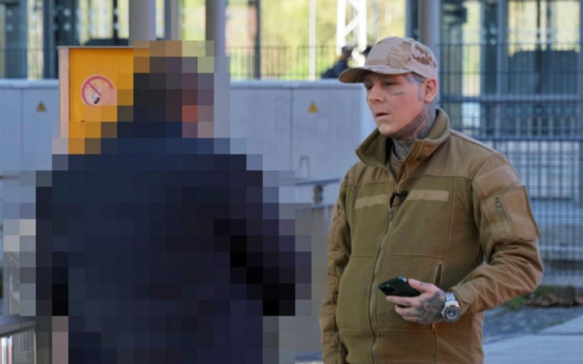 Auf offener Straße stellt Marvin Ojaghi einen mutmaßlichen Pädokriminellen und streamt ein Video davon bei TikTok. (Bild: Radio Bremen)
