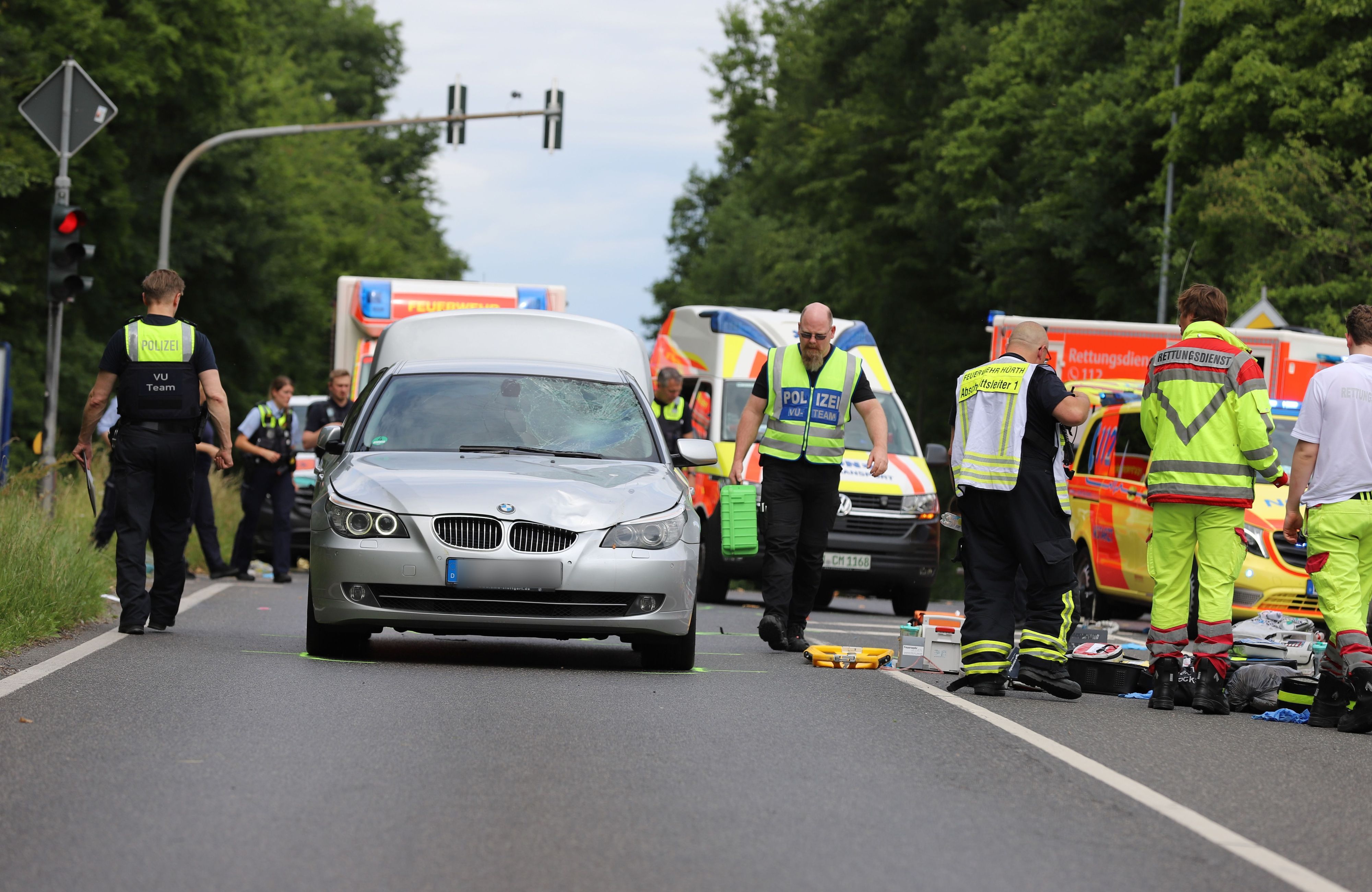 Einsatzkräfte der Polizei, der Feuerwehr und vom Rettungsdienst sind nach einem Unfall neben dem Unfallfahrzeug im Einsatz. Der Unfall von Hürth im Juni 2025 mit zwei Toten wird möglicherweise neu aufgerollt.