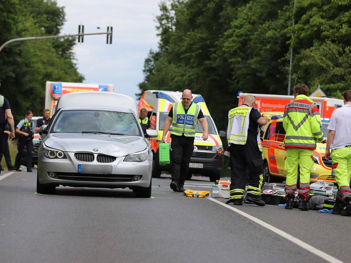 Einsatzkräfte der Polizei, der Feuerwehr und vom Rettungsdienst sind nach einem Unfall neben dem Unfallfahrzeug im Einsatz. Der Unfall von Hürth im Juni 2025 mit zwei Toten wird möglicherweise neu aufgerollt.