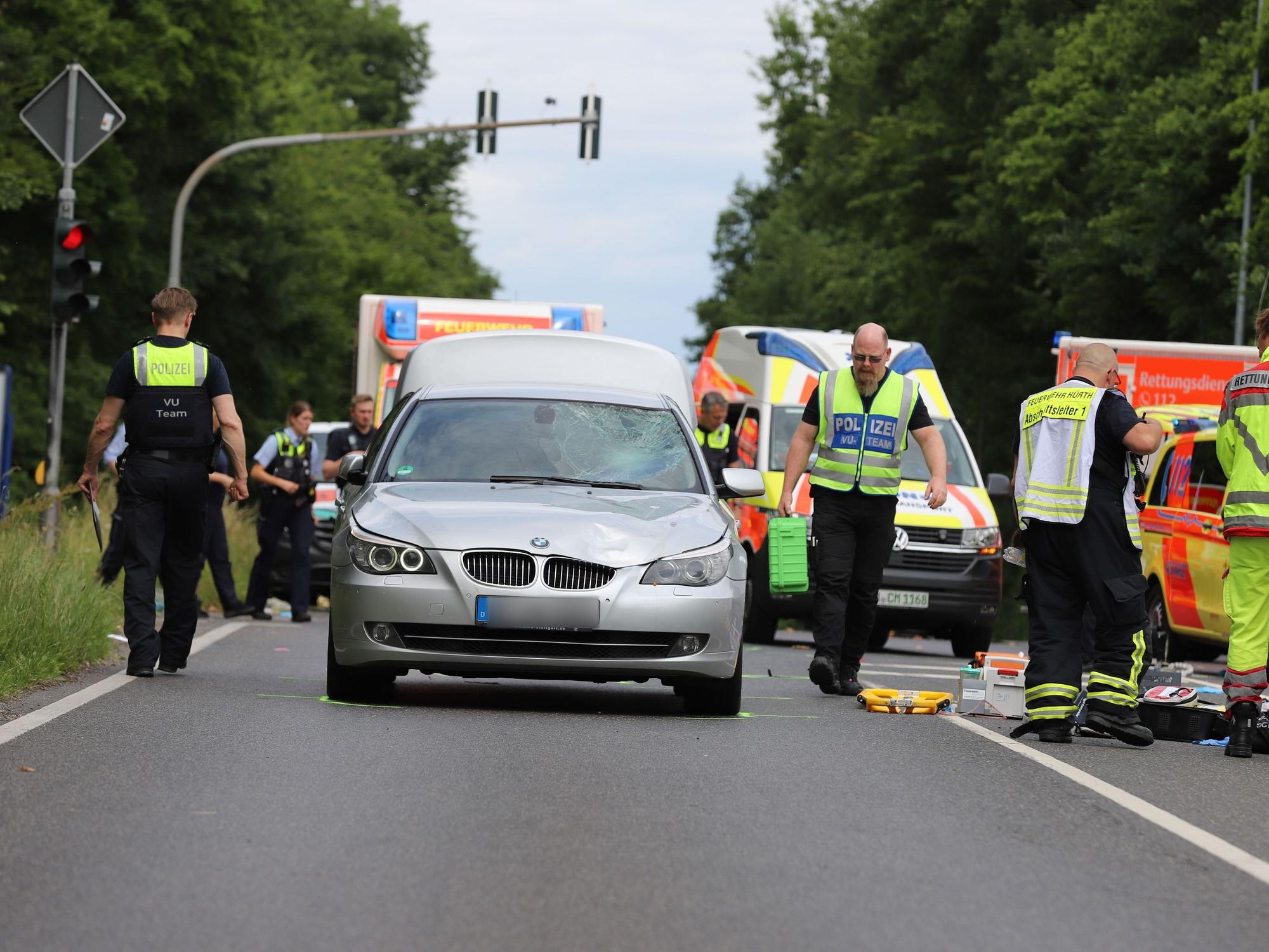 Einsatzkräfte der Polizei, der Feuerwehr und vom Rettungsdienst sind nach einem Unfall neben dem Unfallfahrzeug im Einsatz. Der Unfall von Hürth im Juni 2025 mit zwei Toten wird möglicherweise neu aufgerollt.