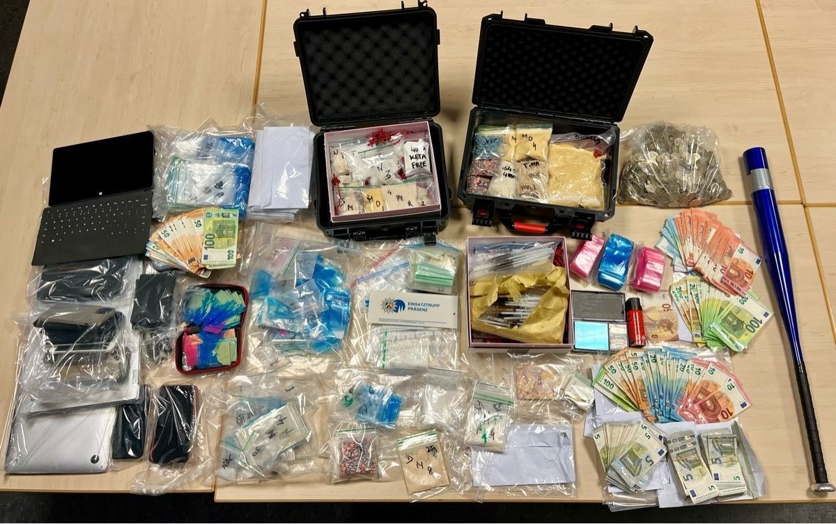Auf einem Tisch liegen als Beweismittel Drogen, Bargeld und Handys.