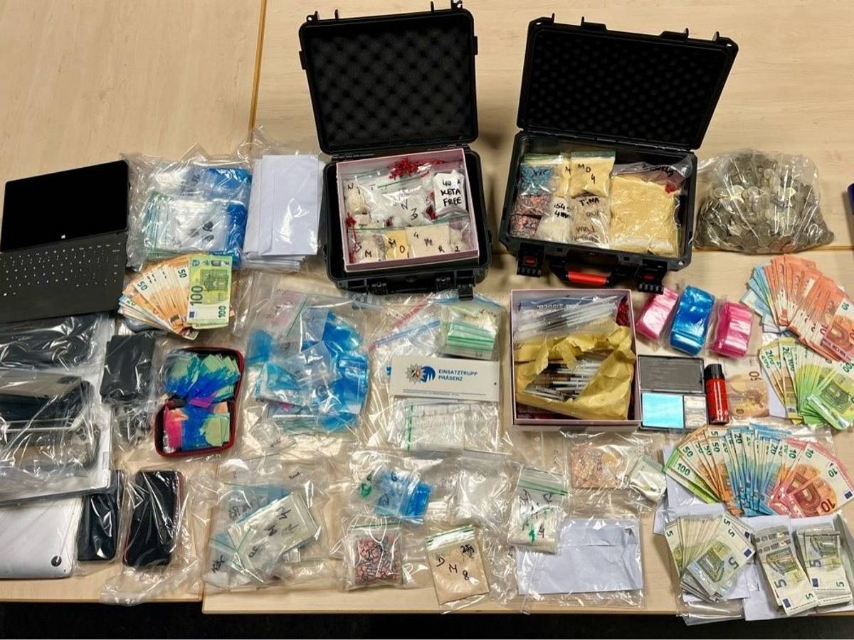 Auf einem Tisch liegen als Beweismittel Drogen, Bargeld und Handys.