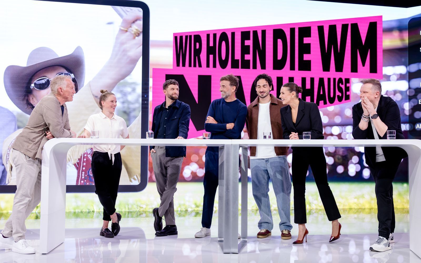 Das Magenta-Experten-Team zur WM 2026. Auch 2030 wird die Fußball-Weltmeisterschaft der Herren bei dem Telekom-eigenen Bezahlangebot zu sehen sein. (Bild: Deutsche Telekom)