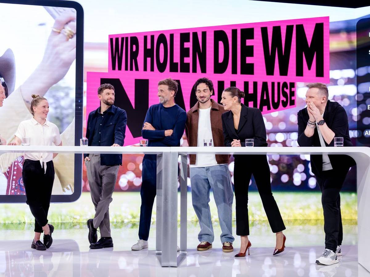 Das Magenta-Experten-Team zur WM 2026. Auch 2030 wird die Fußball-Weltmeisterschaft der Herren bei dem Telekom-eigenen Bezahlangebot zu sehen sein. (Bild: Deutsche Telekom)