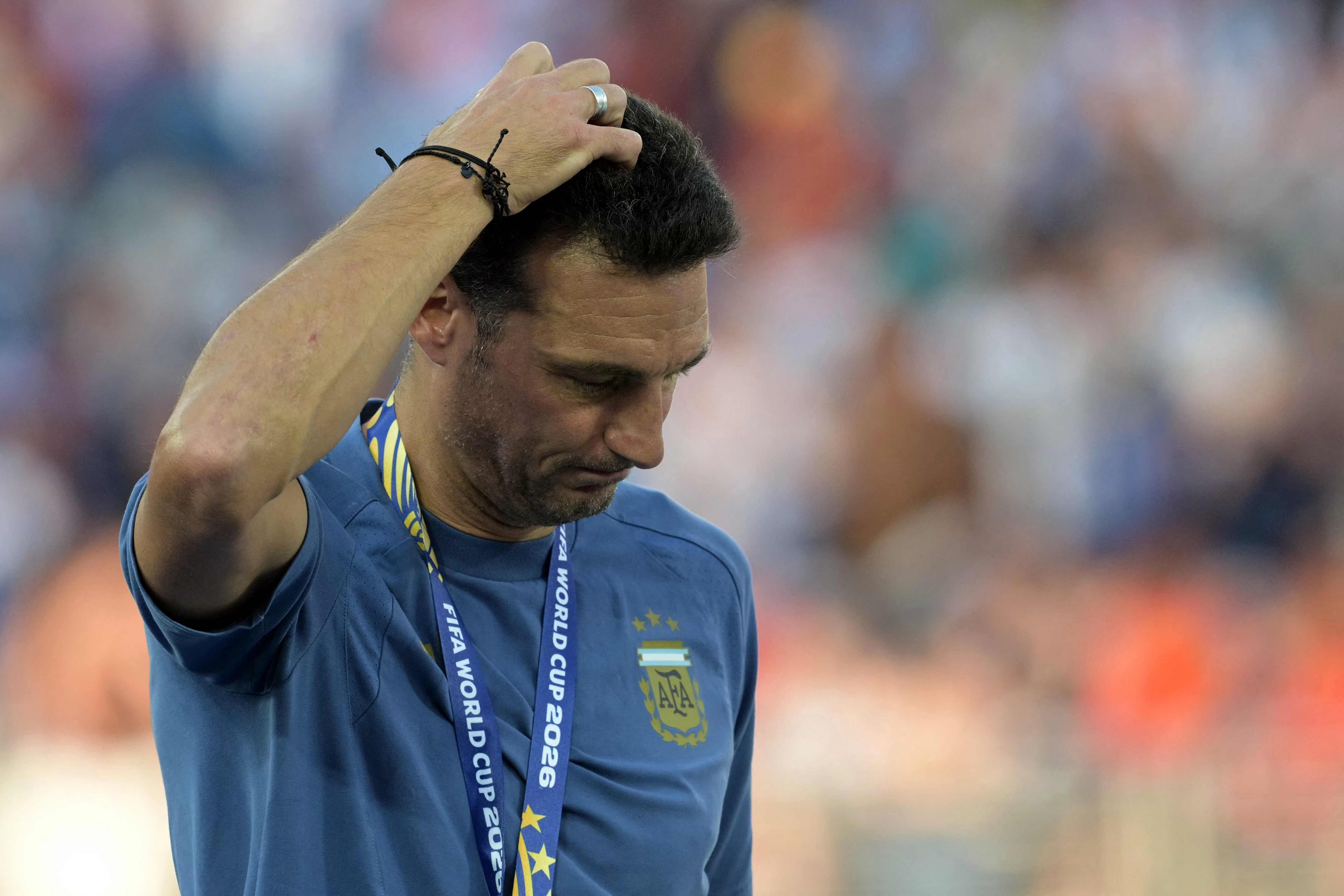 Argentiniens Trainer Lionel Scaloni verlässt den Platz mit der Silbermedaille.