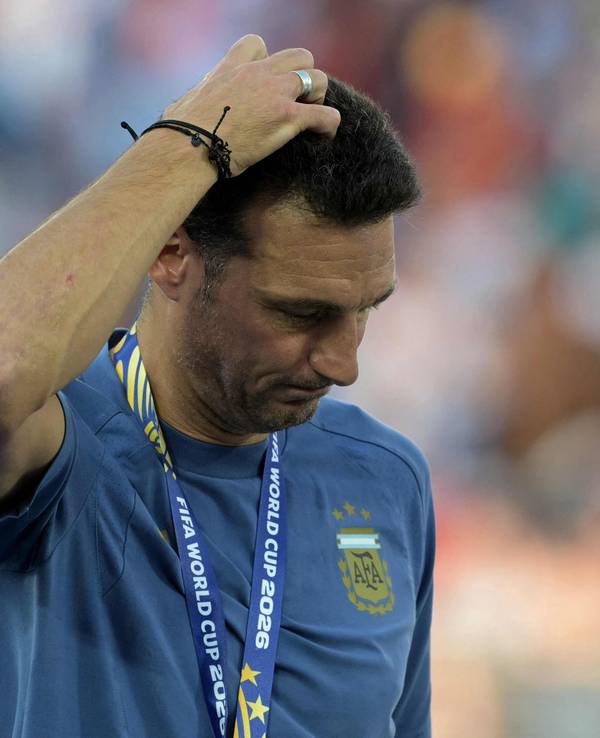 Argentiniens Trainer Lionel Scaloni verlässt den Platz mit der Silbermedaille.