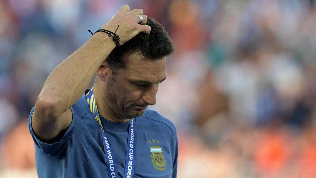 Argentiniens Trainer Lionel Scaloni verlässt den Platz mit der Silbermedaille.