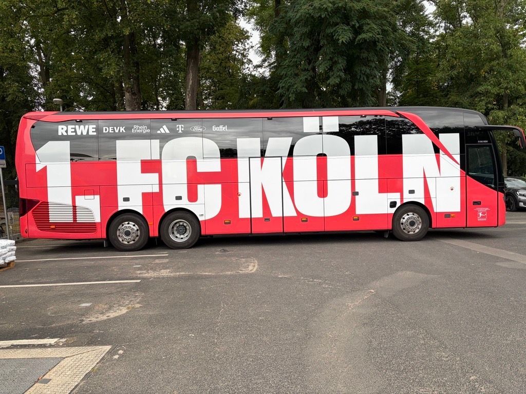 Der Mannschaftsbus des 1. FC Köln strahlt in neuer Optik (20. Juli 2026).