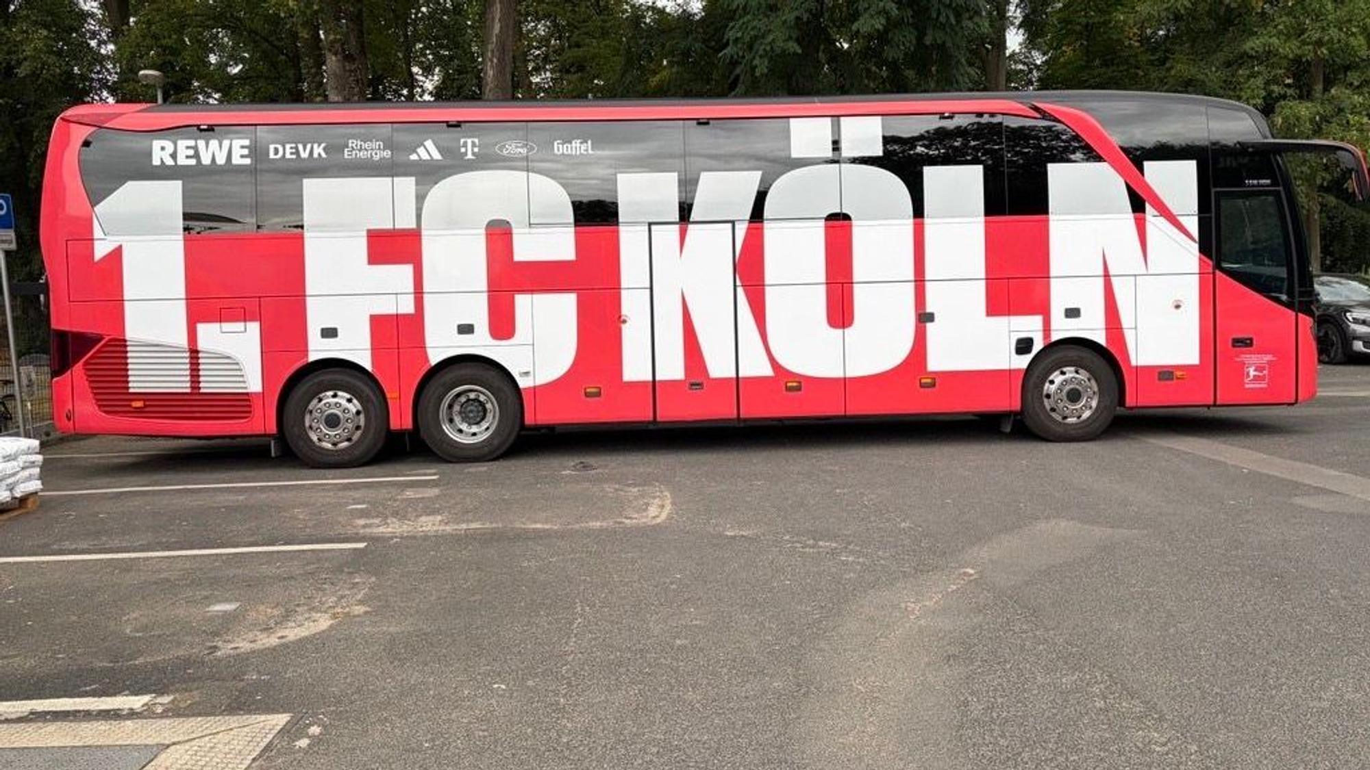 Der Mannschaftsbus des 1. FC Köln strahlt in neuer Optik (20. Juli 2026).