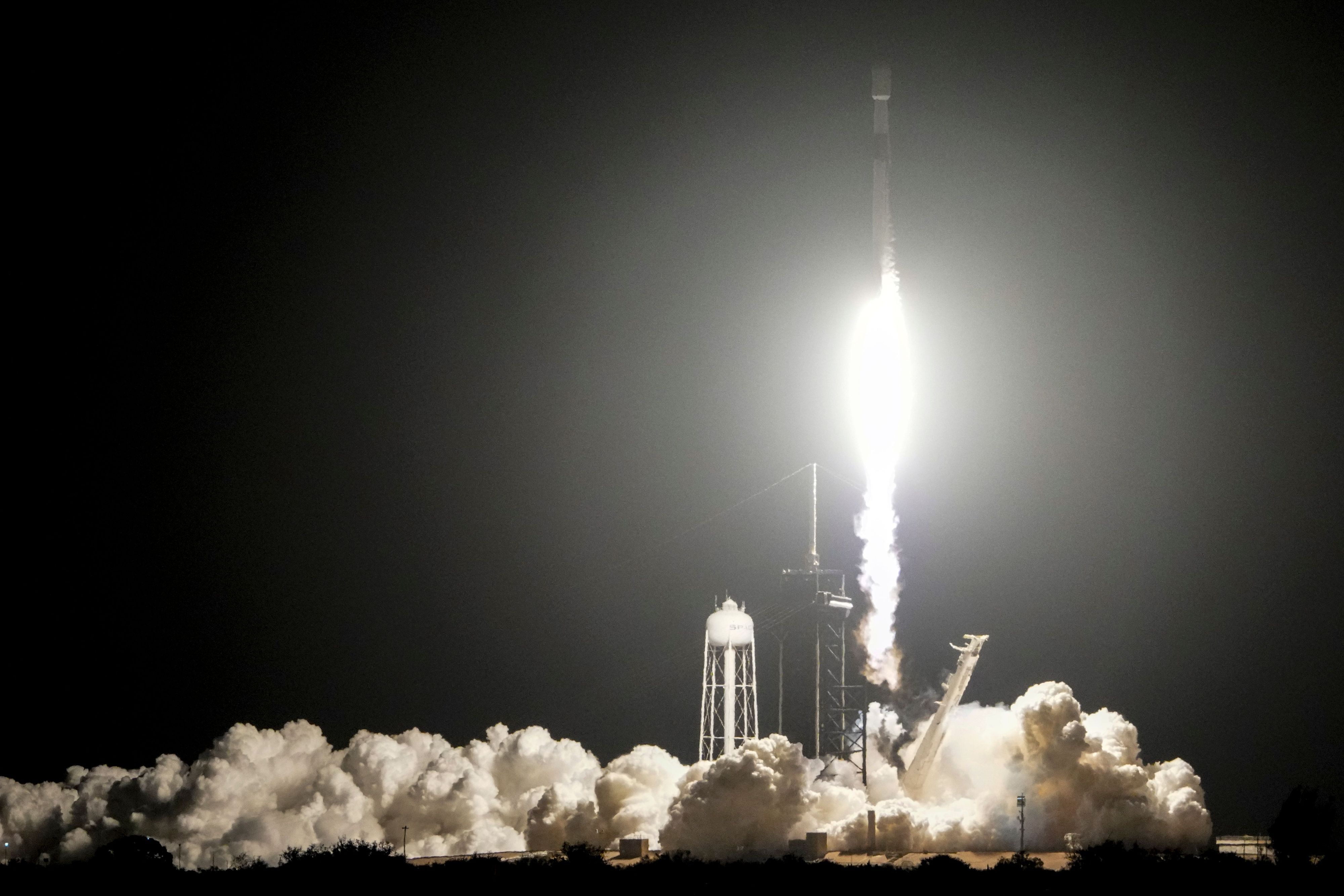 Eine SpaceX „Falcon 9“-Rakete hebt im Januar 2025 von der Rampe 39A mit einem Paar Mondlandegeräten im Kennedy Space Center in Cape Canaveral ab.
