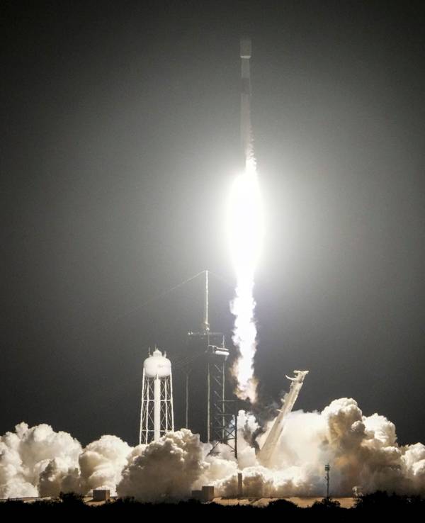 Eine SpaceX „Falcon 9“-Rakete hebt im Januar 2025 von der Rampe 39A mit einem Paar Mondlandegeräten im Kennedy Space Center in Cape Canaveral ab.
