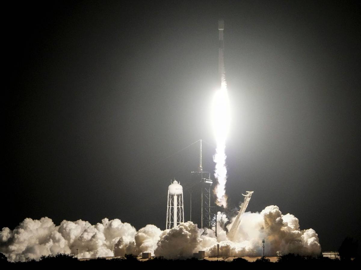 Eine SpaceX „Falcon 9“-Rakete hebt im Januar 2025 von der Rampe 39A mit einem Paar Mondlandegeräten im Kennedy Space Center in Cape Canaveral ab.