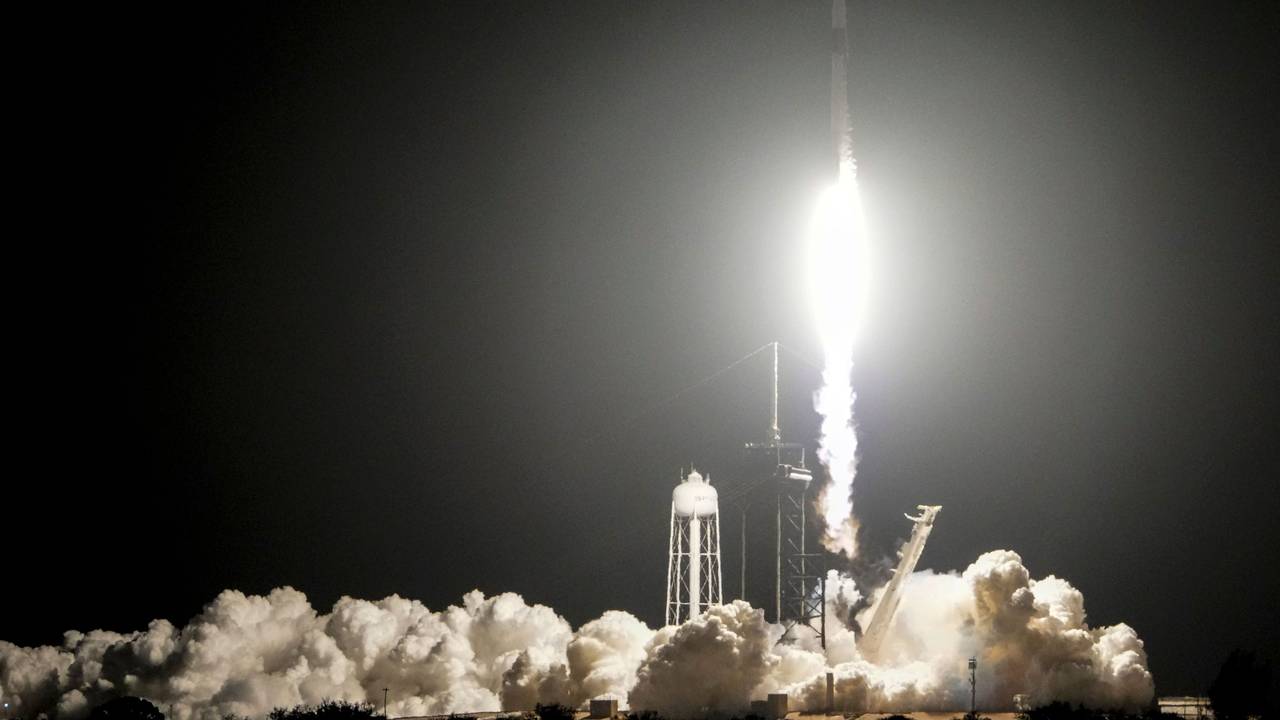 Eine SpaceX „Falcon 9“-Rakete hebt im Januar 2025 von der Rampe 39A mit einem Paar Mondlandegeräten im Kennedy Space Center in Cape Canaveral ab.