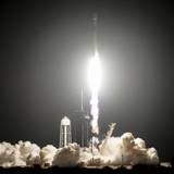 Eine SpaceX „Falcon 9“-Rakete hebt im Januar 2025 von der Rampe 39A mit einem Paar Mondlandegeräten im Kennedy Space Center in Cape Canaveral ab.