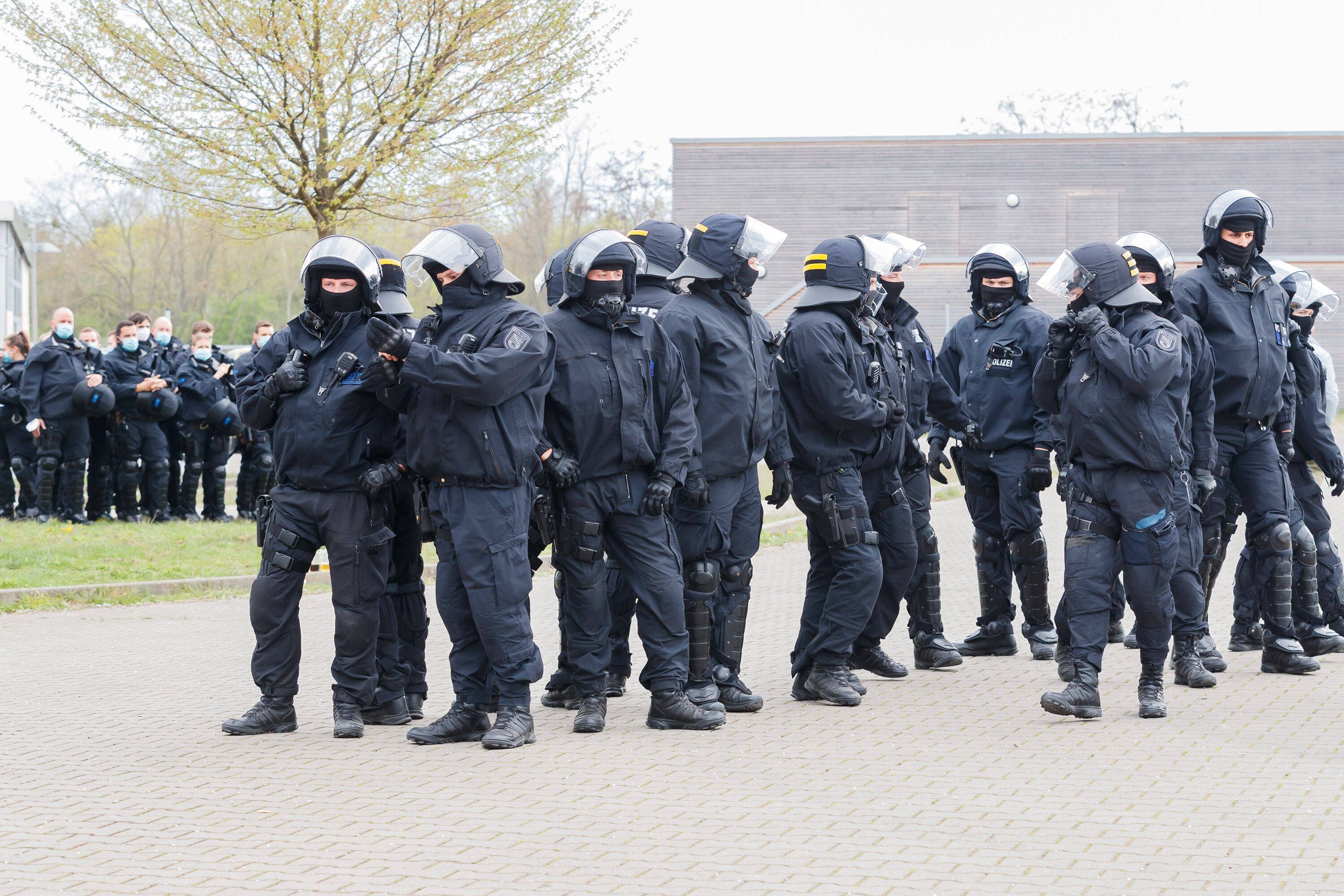 Polizisten stehen bei einem Einsatz vor dem Stadion des 1. FC Magdeburg.