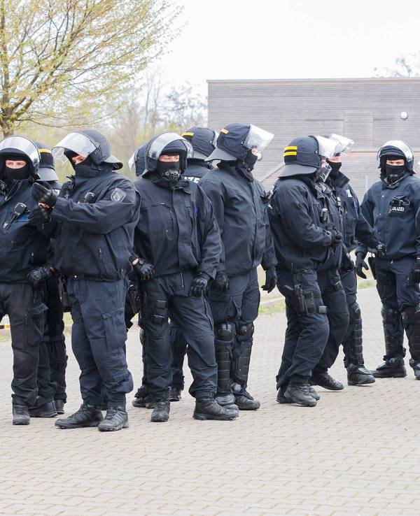Polizisten stehen bei einem Einsatz vor dem Stadion des 1. FC Magdeburg.