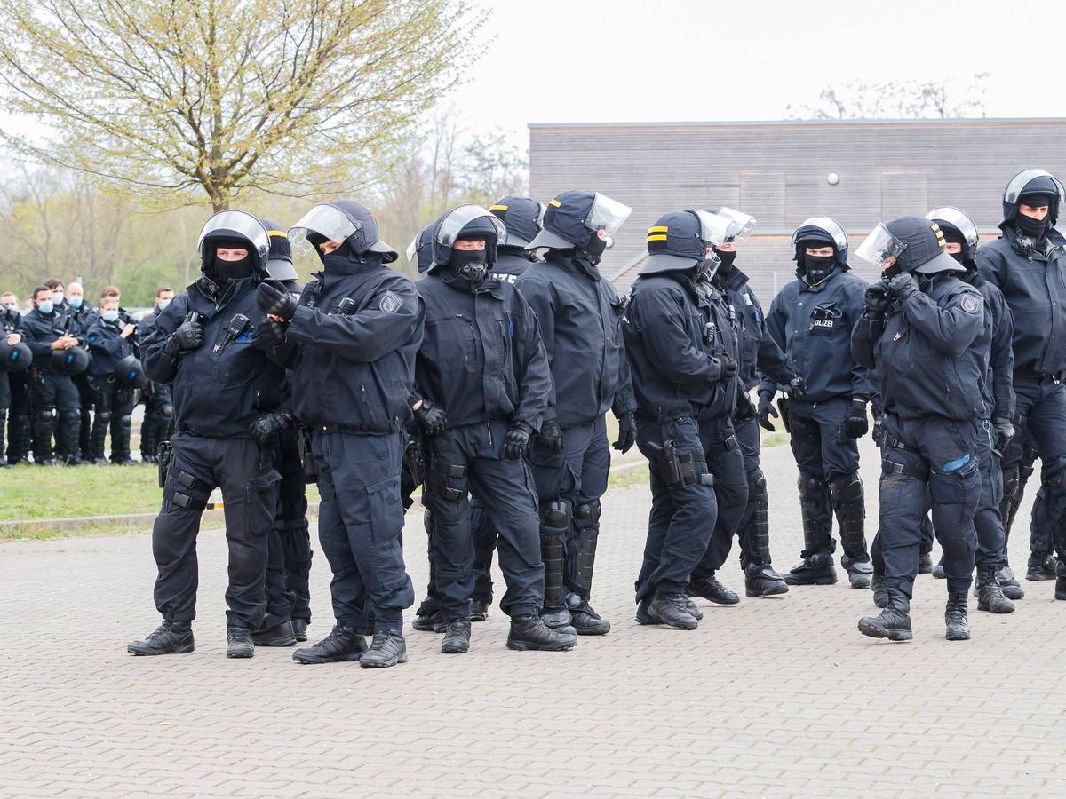 Polizisten stehen bei einem Einsatz vor dem Stadion des 1. FC Magdeburg.