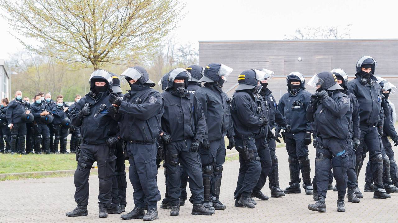 Polizisten stehen bei einem Einsatz vor dem Stadion des 1. FC Magdeburg.