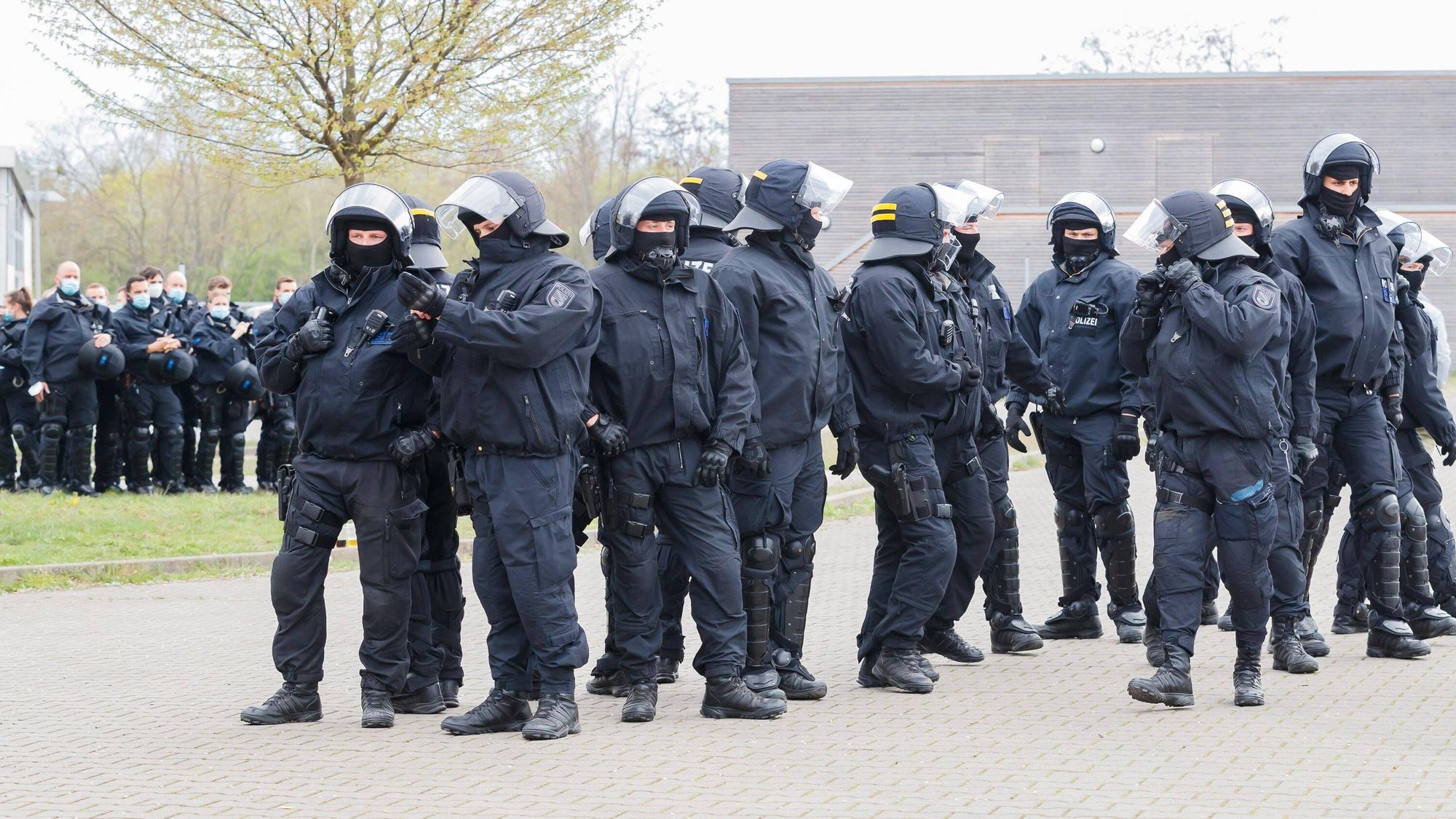 Polizisten stehen bei einem Einsatz vor dem Stadion des 1. FC Magdeburg.