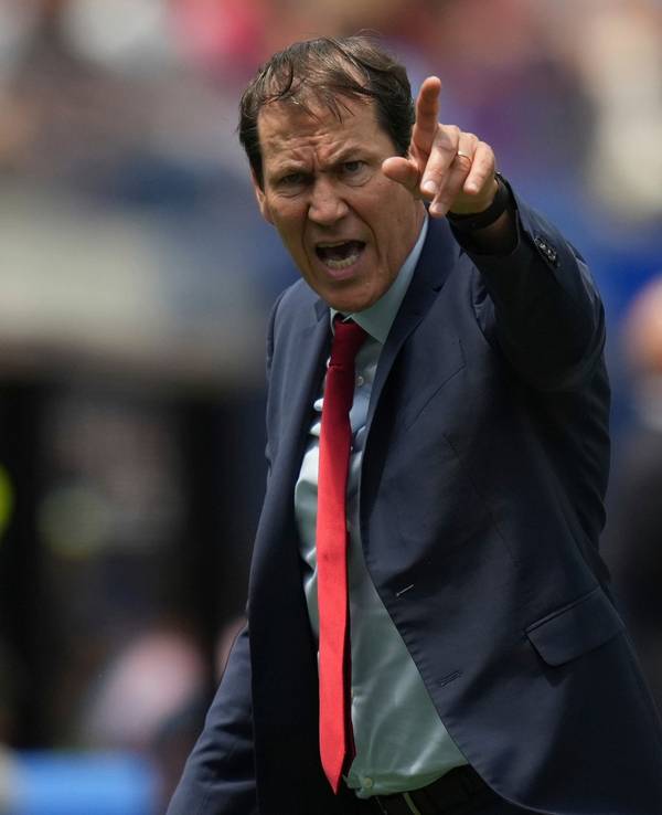 Belgien-Trainer Rudi Garcia gibt bei der WM 2026 Anweisungen.