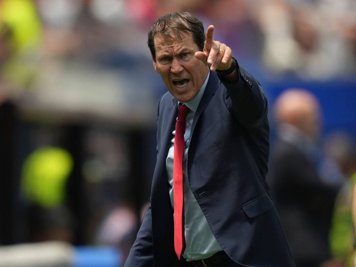 Belgien-Trainer Rudi Garcia gibt bei der WM 2026 Anweisungen.
