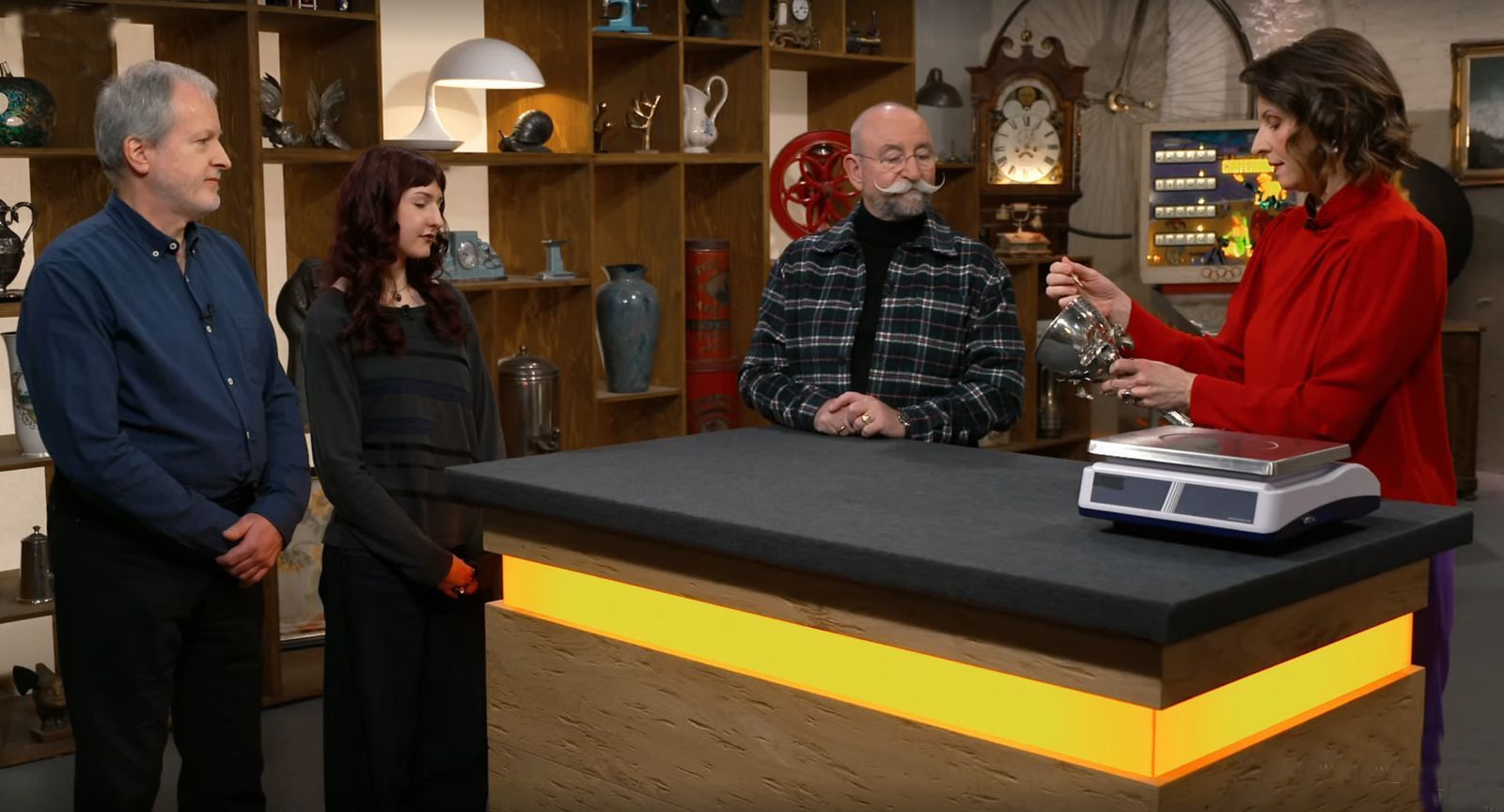 Ralf Dux und seine Tochter Marlene präsentierten einen Silberpokal. (Bild: ZDF)