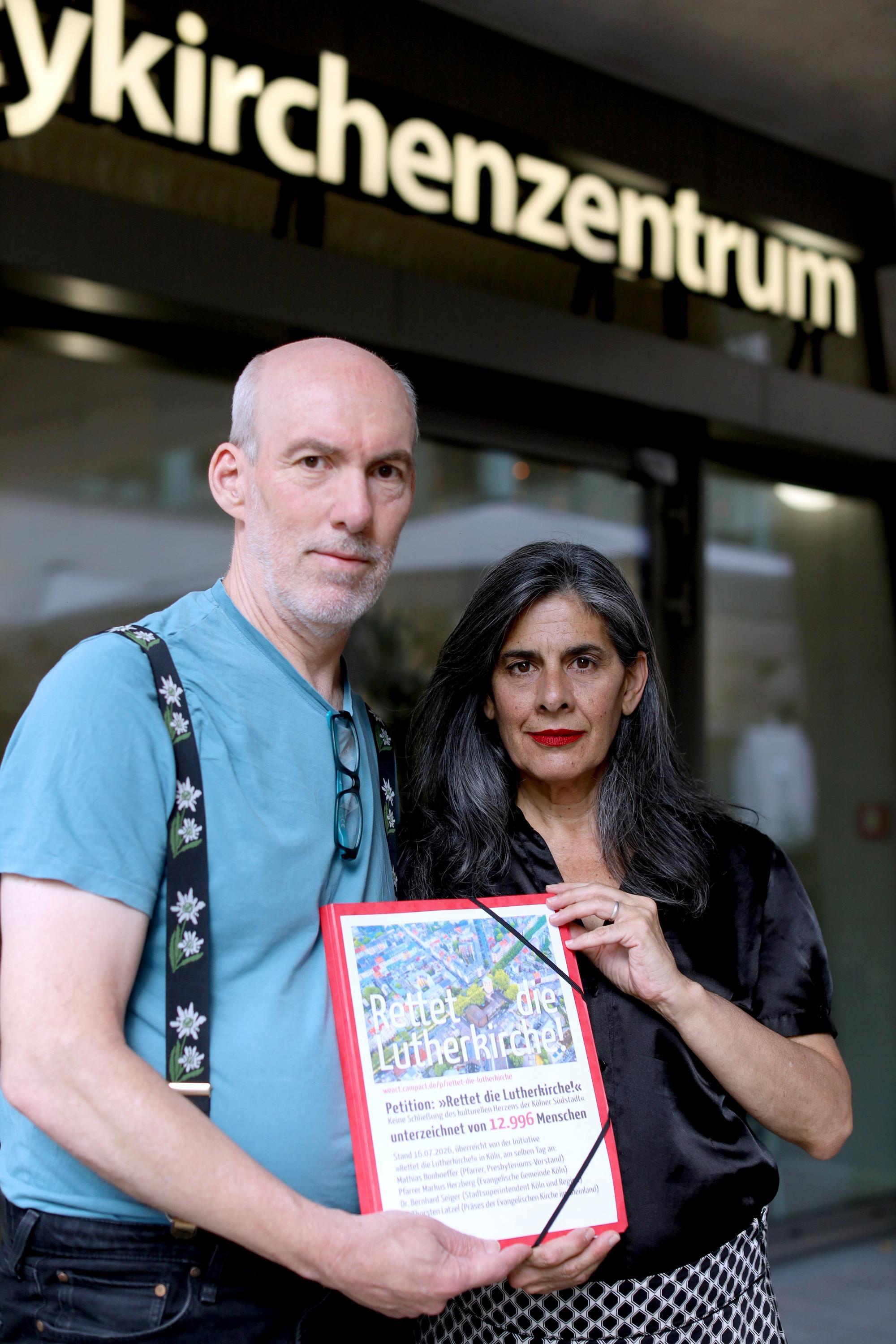 Betsy de Torres und Jan Krauthäuser von der Initiative „Rettet die Lutherkirche“ vor dem Gespräch mit der Kirchenleitung: Sie übergaben den Verantwortlichen der Evangelischen Gemeinde Köln eine Petition mit 13.000 Unterschriften.