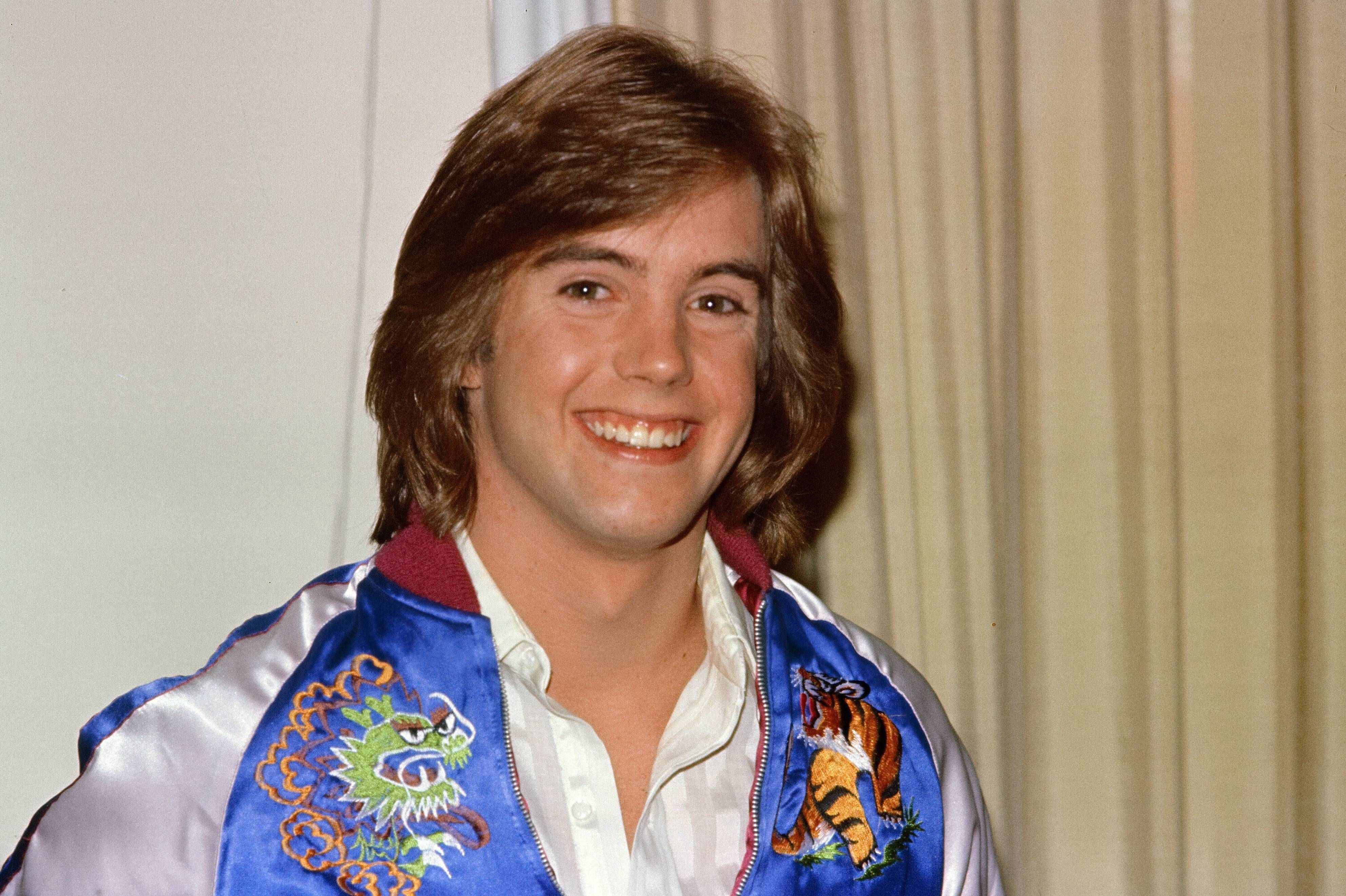 Shaun Cassidy lächelt in die Kamera.