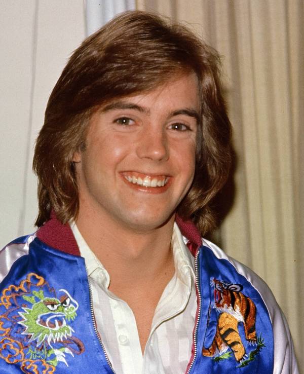 Shaun Cassidy lächelt in die Kamera.