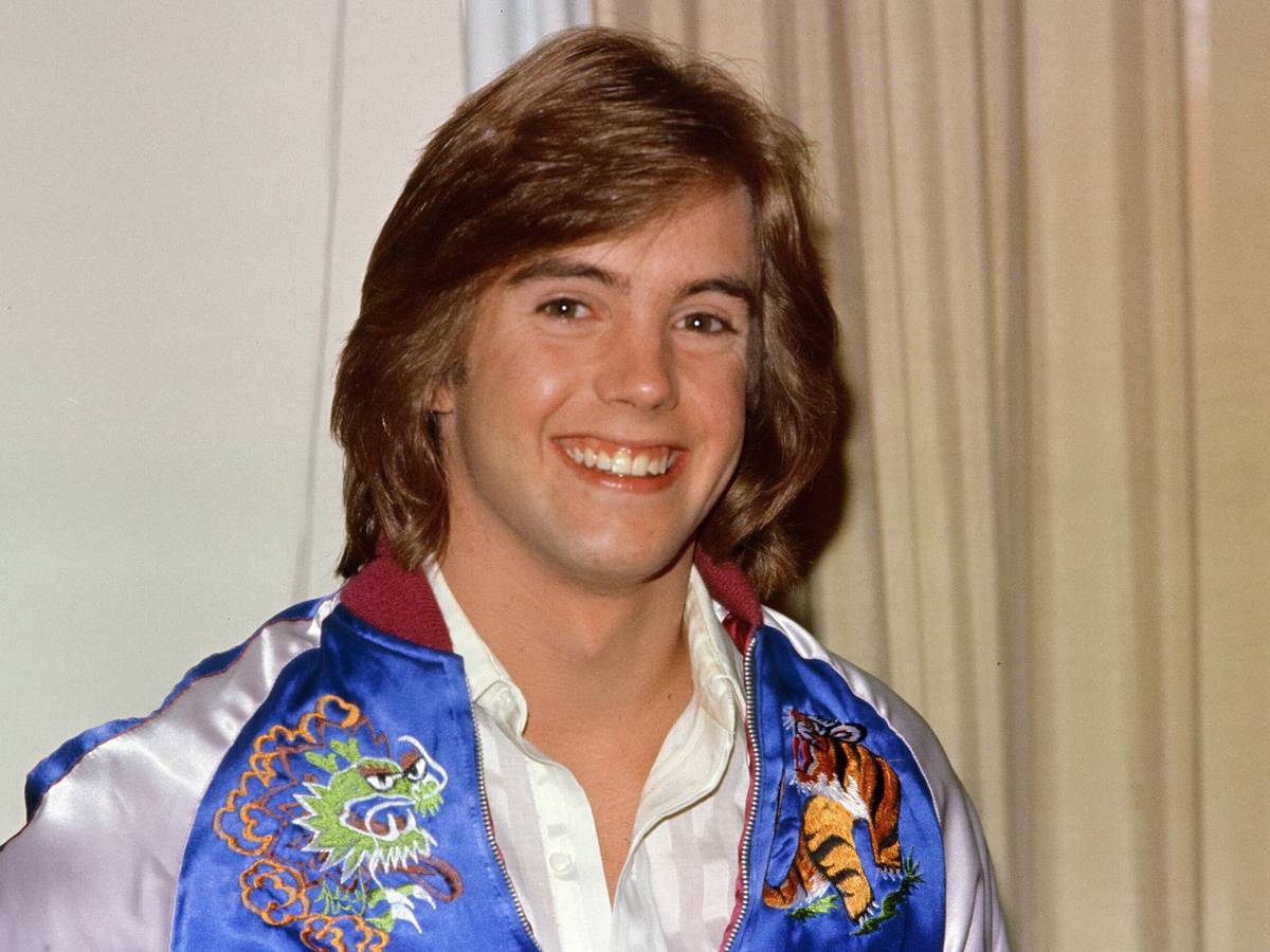 Shaun Cassidy lächelt in die Kamera.