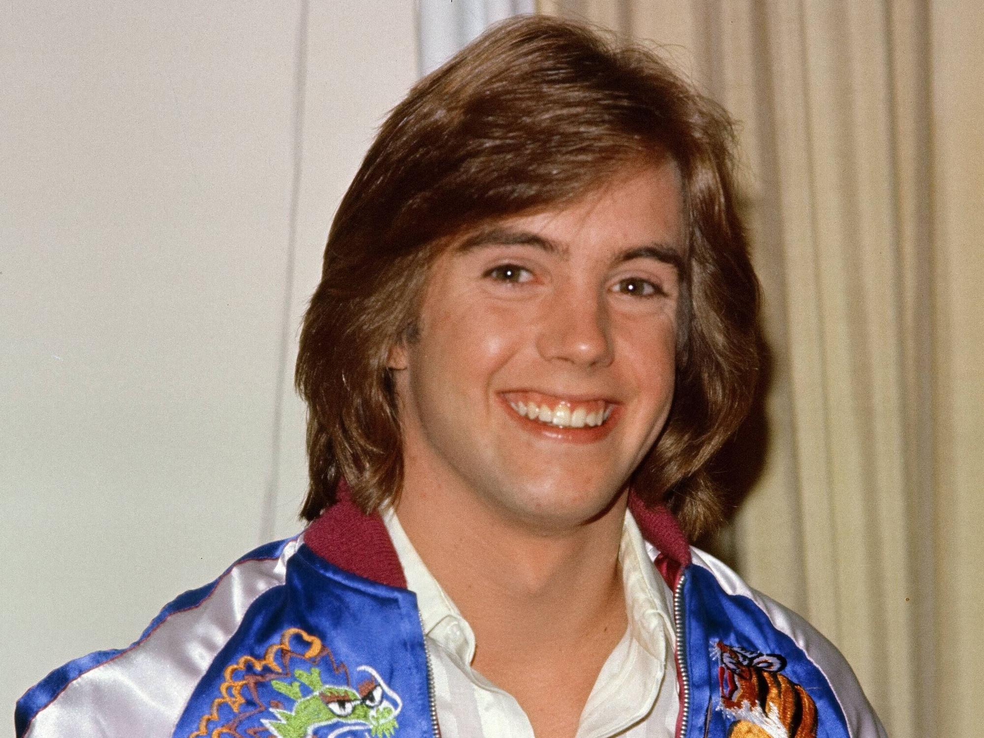 Shaun Cassidy lächelt in die Kamera.