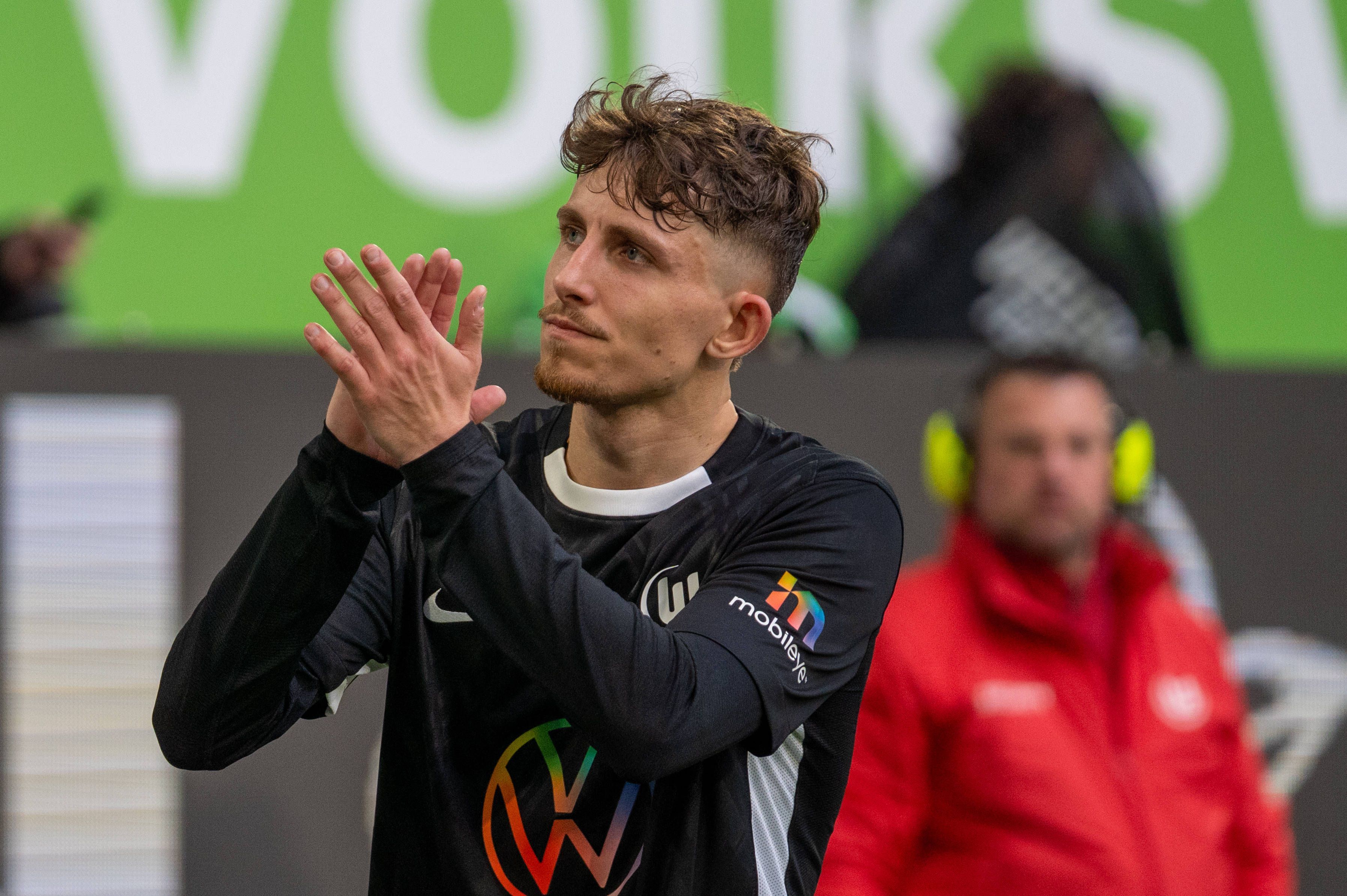 Jesper Lindström klatscht den Fans zu.