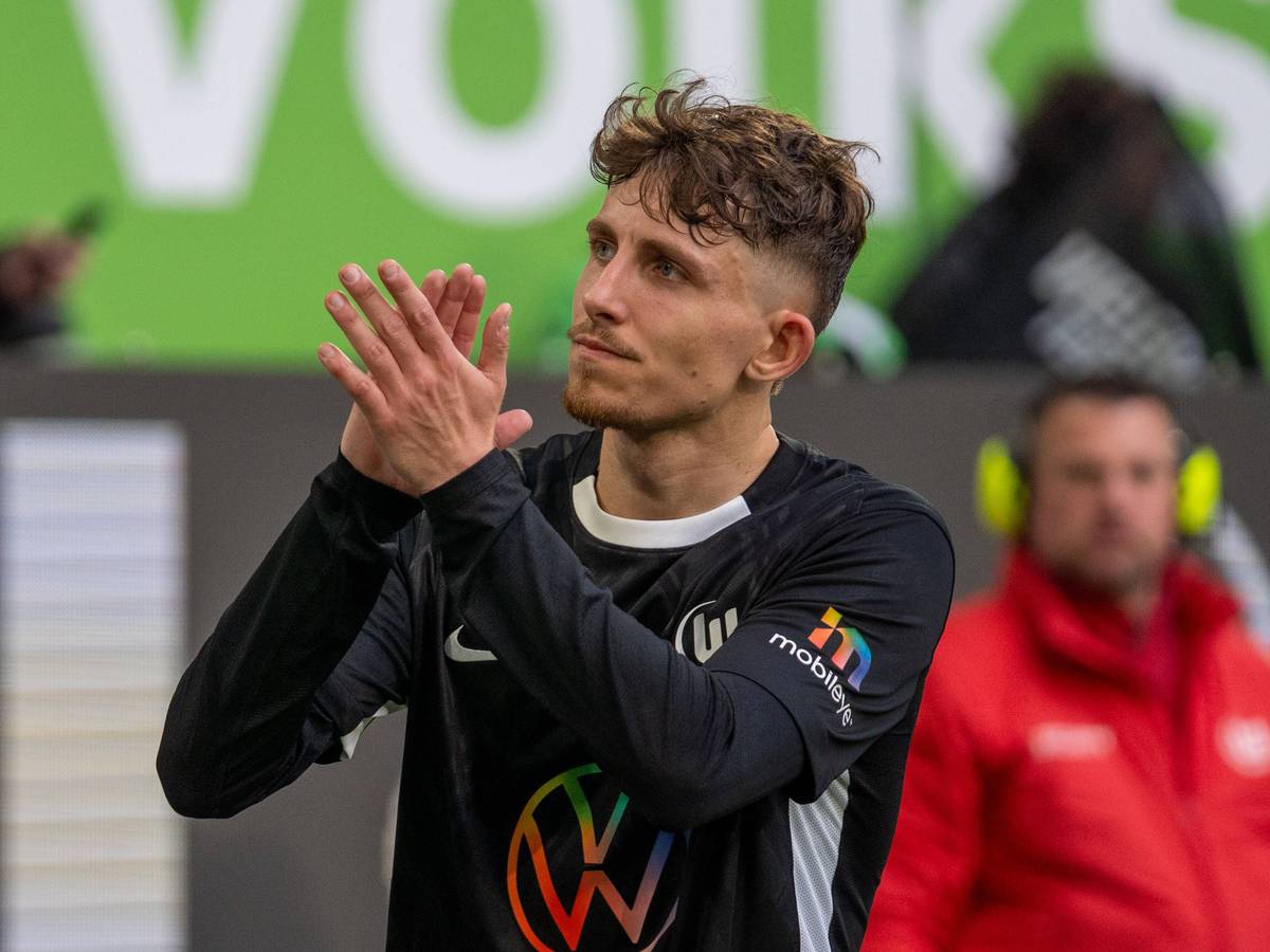 Jesper Lindström klatscht den Fans zu.