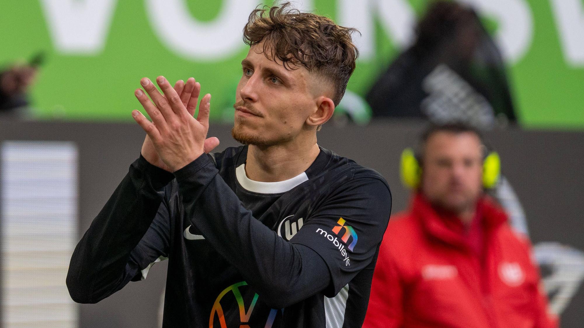 Jesper Lindström klatscht den Fans zu.