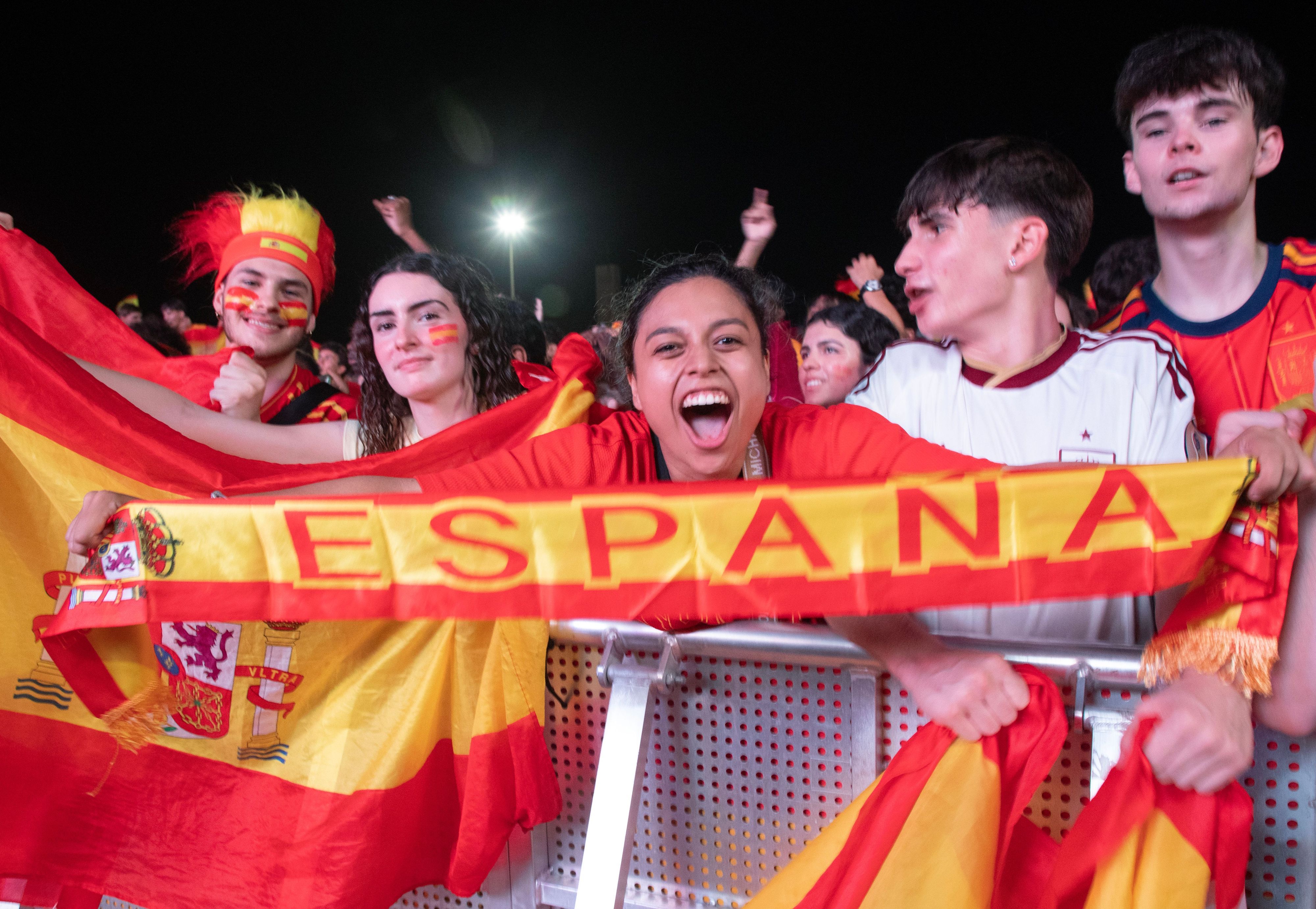 Paula (Mitte) und ihre Freunde feiern nach dem Sieg im Finale der Fußball-Weltmeisterschaft zwischen Spanien und Argentinien im Son-Fusteret-Park auf Mallorca.