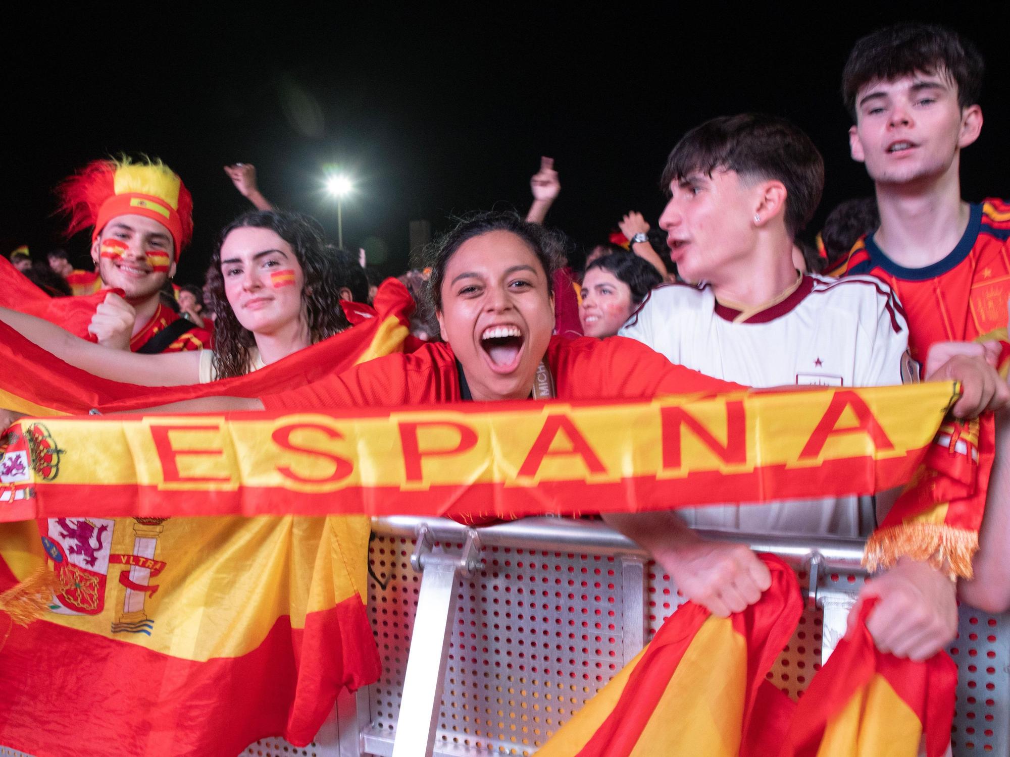 Paula (Mitte) und ihre Freunde feiern nach dem Sieg im Finale der Fußball-Weltmeisterschaft zwischen Spanien und Argentinien im Son-Fusteret-Park auf Mallorca.