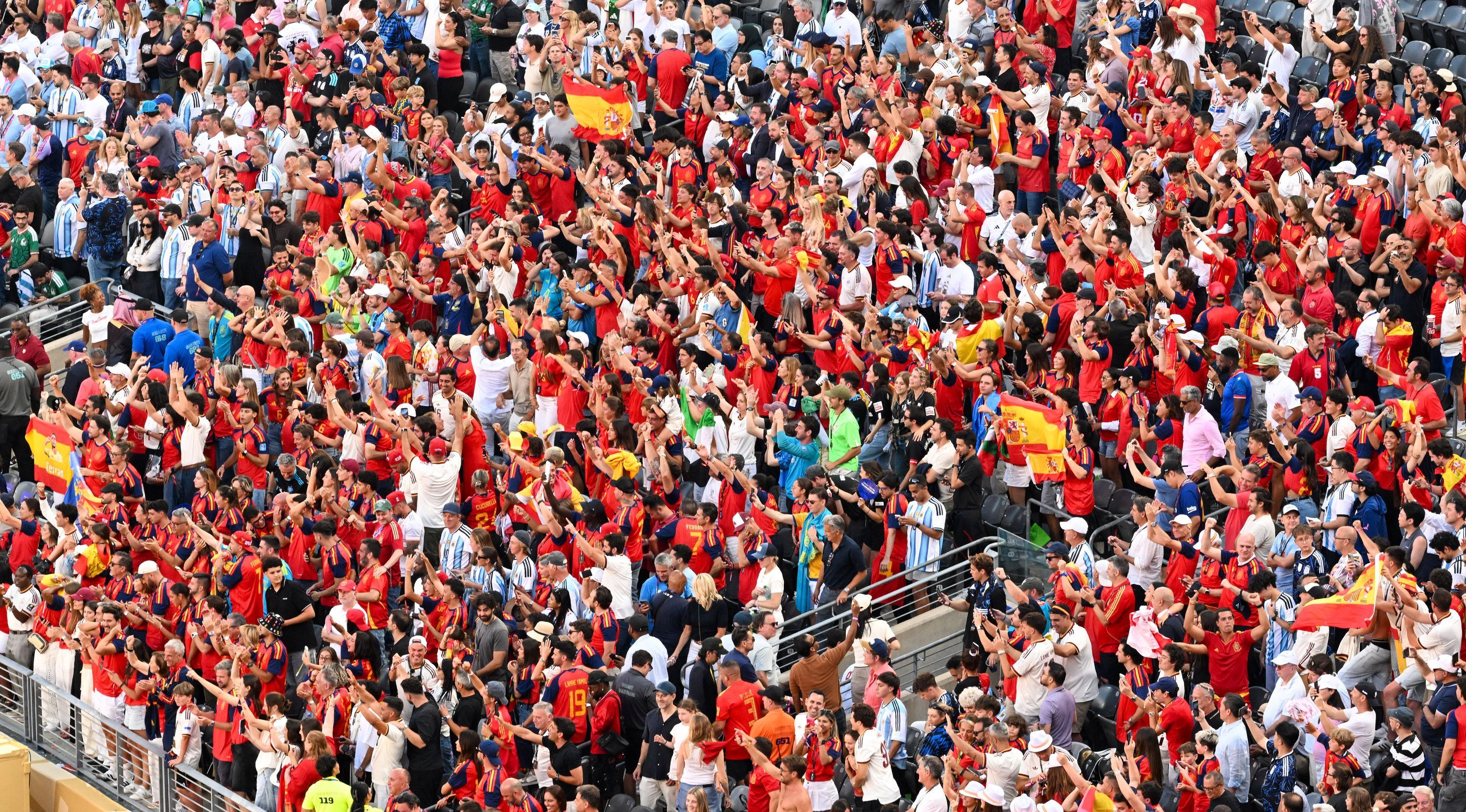 Spanische Fans verfolgen das WM-Finale im Met-Life Stadion in East Rutherford (USA).