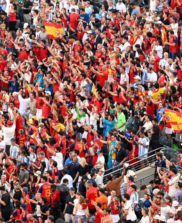 Spanische Fans verfolgen das WM-Finale im Met-Life Stadion in East Rutherford (USA).