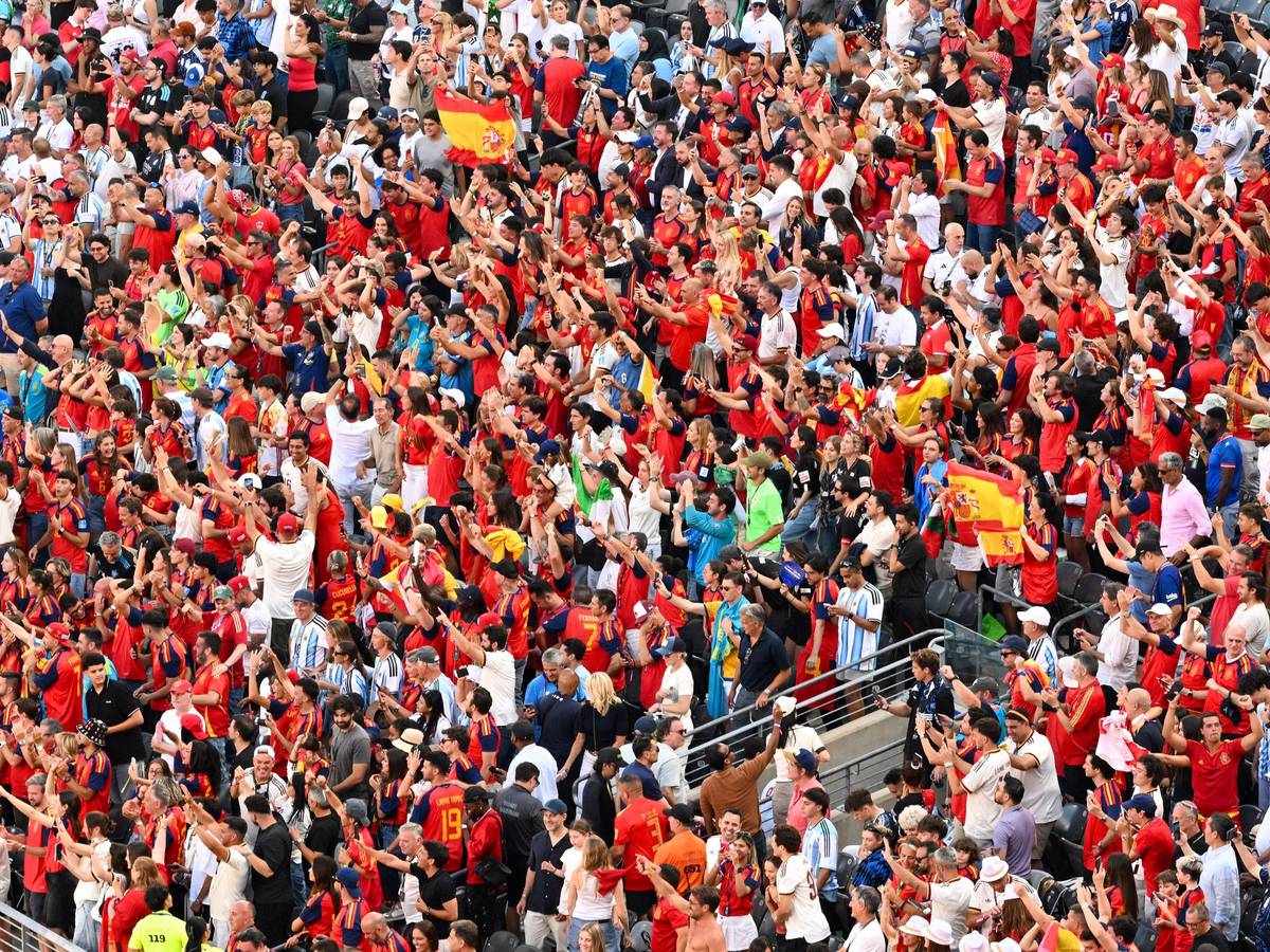 Spanische Fans verfolgen das WM-Finale im Met-Life Stadion in East Rutherford (USA).