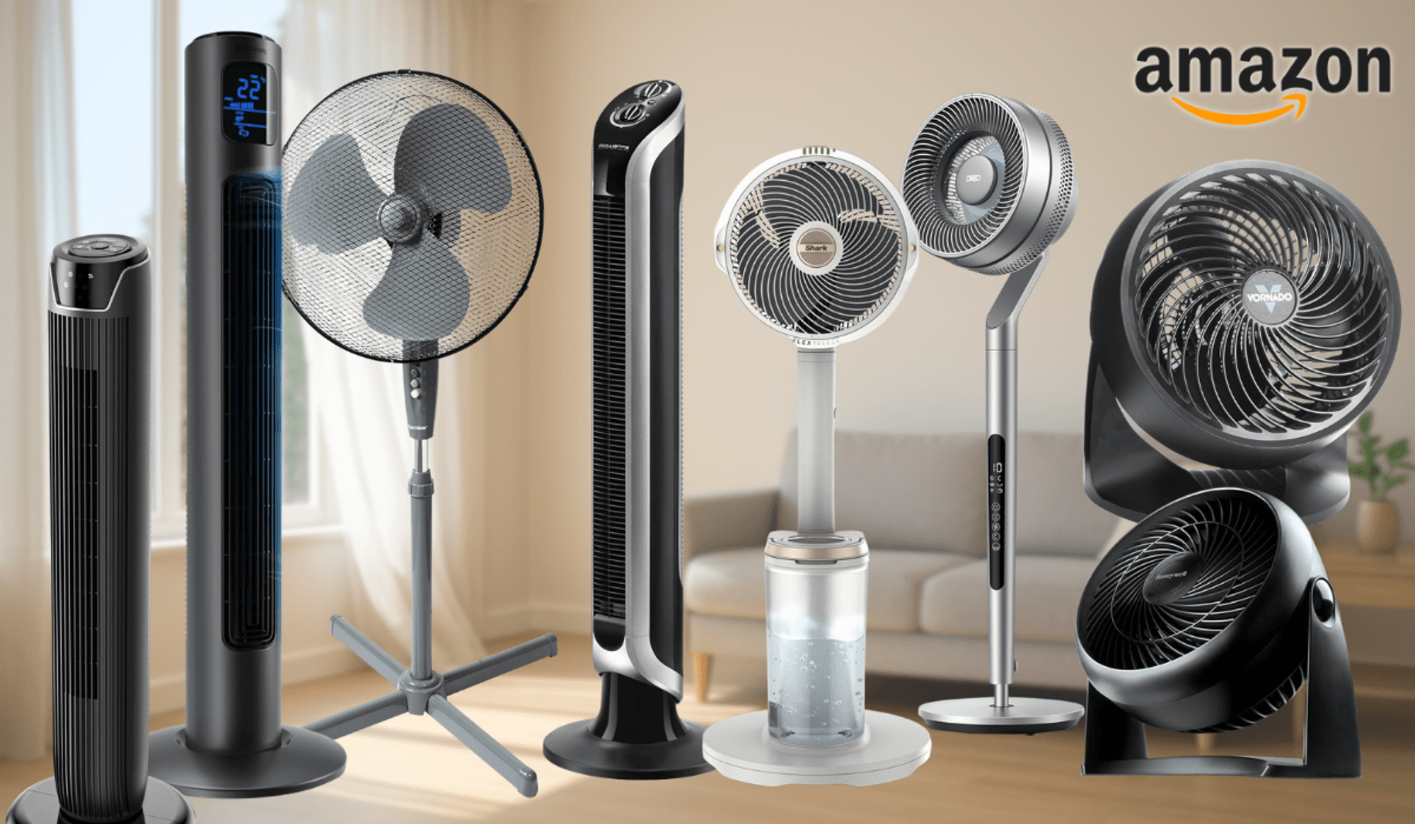 Collage verschiedener Ventilatoren unterschiedlicher Typen und Marken (Tischventilator Honeywell, zwei schwarze Turmventilatoren, ein klassischer Standventilator, ein Shark Standventilator, ein moderner Design-Ventilator mit Wassertank sowie ein Vornado Tischventilator) vor einem hellen Wohnzimmer-Hintergrund. Links oben das Amazon-Logo.